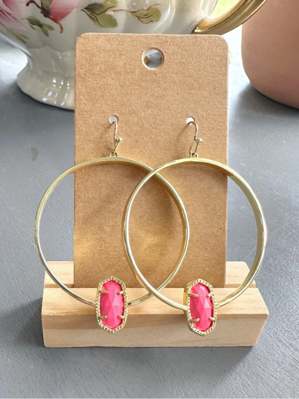 KENDRA SCOTT Elora Hoop Earrings in Gold & Magenta Pink